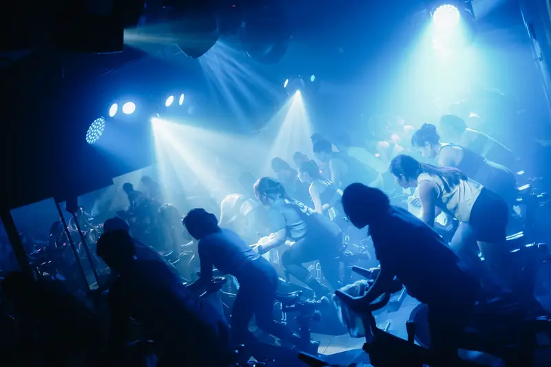 A full CRNK Ride class under blue light beams